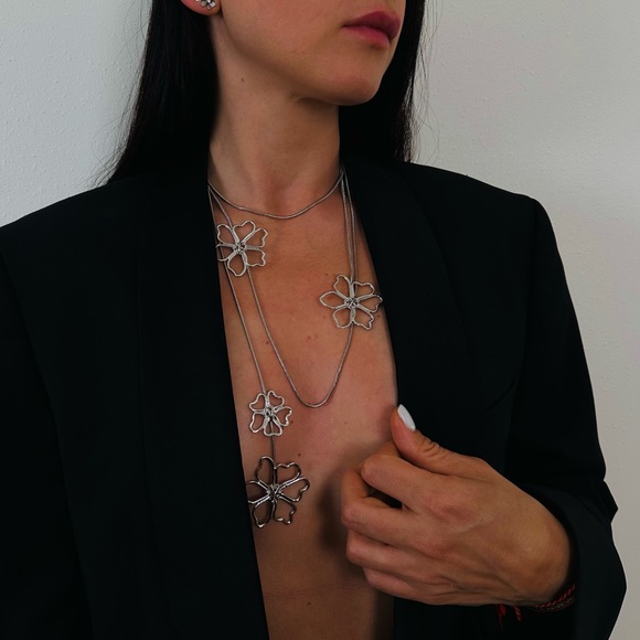 New Long Silver Metal Large Flowers Necklace Neckchain Bohemian - Picture 2 of 6